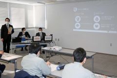 ワークショップでサイバー攻撃について説明する釧本の情報通信部員