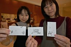 ブドウの絞りかすで作ったメッセージカードをＰＲする（左から）守内さん、三ッ山さん