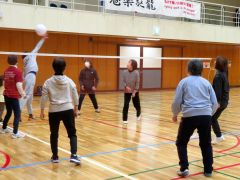 体力測定後にミニバレーで汗を流す参加者