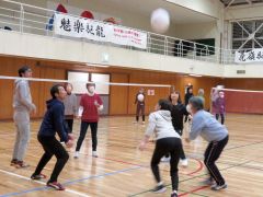 体力測定後にミニバレーで汗を流す参加者