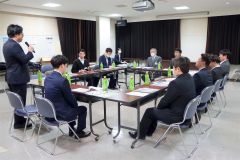 高木町長（奥中央）と商店街のにぎわいなどをテーマに話し合う士幌町商工会青年部員