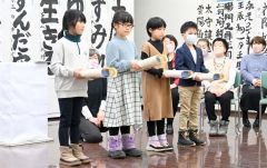 表彰状を受け取る受賞者ら