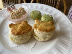 ２段目には猫の顔をデザインした自家製スコーンなど