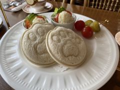 ３段目にはツナマヨが入った、猫の肉球デザインのサンドイッチ