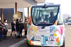 興味津々な上士幌小児童を乗せて発信する自動運転バス