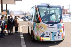 近未来の技術肌で実感、上士幌小児童が自動運転バス乗車