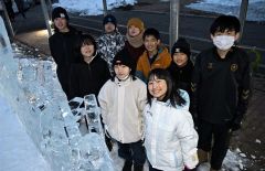 氷彫刻の横で笑顔を浮かべる６年生（２１日、須貝拓也撮影）