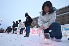 アイスキャンドルに火をともす６年生（２１日、須貝拓也撮影）