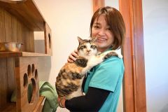 珍しい雄の三毛猫「サンタ」と栗栖院長