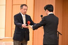感謝状を受け取る歴代組合長