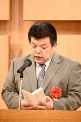 謝辞を述べる中捨氏