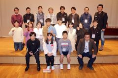 演劇の出演者、関係者。前列は同部部員と山本俊徳顧問（右端）、中列はＯＧ・ＯＢら、後列は商店会関係者
