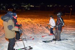 3グループに分かれてスキーを楽しむ参加者たち