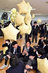 音更高校３年生にサプライズのバルーンデコレーション（金野和彦撮影）