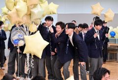 音更高校３年生にサプライズのバルーンデコレーション（金野和彦撮影）