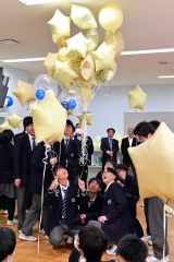 音更高校３年生にサプライズのバルーンデコレーション（金野和彦撮影）