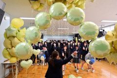 音更高校３年生にサプライズのバルーンデコレー３ション（金野和彦撮影）