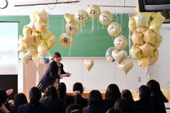 音更高校３年生にサプライズのバルーンデコレーション（金野和彦撮影）