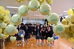 音更高校３年生にサプライズのバルーンデコレーション（金野和彦撮影）