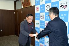 黒川町長に答申書を手渡す大井委員長（左）