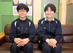 エキストラ出演する所さん（右）と立石さん