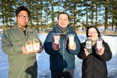 豊頃町産の豆を手にイベントをＰＲする高橋さん（中央）。右は真里奈さん、左は遠藤さん