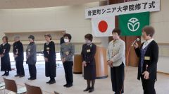 一人、ひとりあいさつする修了生（右が山本さん）