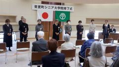 一人、ひとりあいさつする修了生（右が山本さん）
