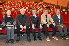 初回上映前に舞台あいさつした出演者ら。右から須永プロデューサー、藤監督、喜井町長、中原さん、中川さん(23日午前11時半ごろ、須貝拓也撮影)