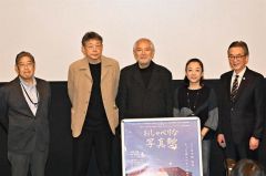 公開初日に舞台あいさつした出演者ら。左から須永プロデューサー、藤監督、中原さん、中川さん、喜井町長(23日午前11時半ごろ、須貝拓也撮影)