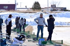 雪解けが進む練習場で、爽快にボールを飛ばすゴルファー(23日午前10時半ごろ、札内川ゴルフ練習場で。金野和彦撮影)