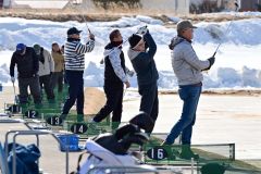 雪解けが進む練習場で、爽快にボールを飛ばすゴルファー(23日午前10時20分ごろ、札内川ゴルフ練習場で。金野和彦撮影)