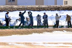 雪解けが進む中、爽快にボールを飛ばすゴルファー(23日午前10時40分ごろ、札内川ゴルフ練習場で。金野和彦撮影)