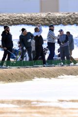 雪解けが進む練習場で、爽快にボールを飛ばすゴルファー(23日午前10時40分ごろ、札内川ゴルフ練習場で。金野和彦撮影)