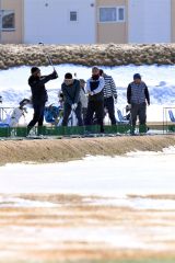 雪解けが進む練習場で、爽快にボールを飛ばすゴルファー(23日午前10時40分ごろ、札内川ゴルフ練習場で。金野和彦撮影)
