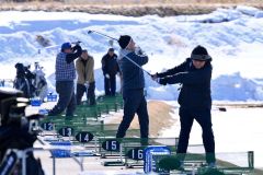 雪解けが進む練習場で、爽快にボールを飛ばすゴルファー(23日午前10時50分ごろ、札内川ゴルフ練習場で。金野和彦撮影)