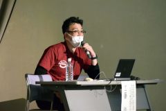 講演する包括支援センターの工藤主任