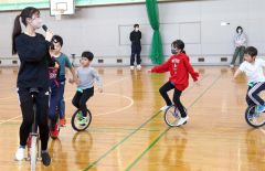 ループの指導をする畠山さん（先頭）と児童