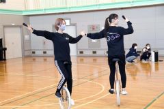 プロペラを実演して見せる廣瀬さん（左）と畠山さん