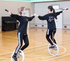 プロペラを実演して見せる廣瀬さん（左）と畠山さん