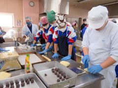 高校生の指導の下、更農産小麦や小豆を使用したあんパン作りに挑戦する中学生たち