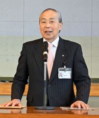 講演する小野町長