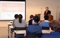停電の原因などについて話す大西所長