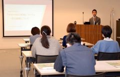 災害時のＮＨＫ放送などについて講演する赤松アナウンサー