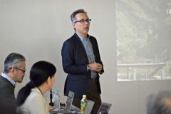 講演する中村課長