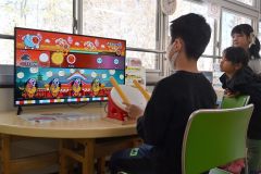 帯広市児童会館に導入された「太鼓の達人」で遊ぶ子どもたち