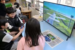 帯広市児童会館に導入されたフライトシミュレーションゲームで遊ぶ子どもたち