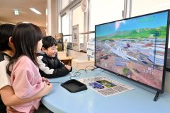 帯広市児童会館に導入されたフライトシミュレーションゲームで遊ぶ子どもたち