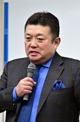 あいさつする宮坂会長