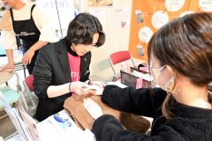 美容コーナーでは各種用品を体験できる(24日午前11時半ごろ、須貝拓也撮影)